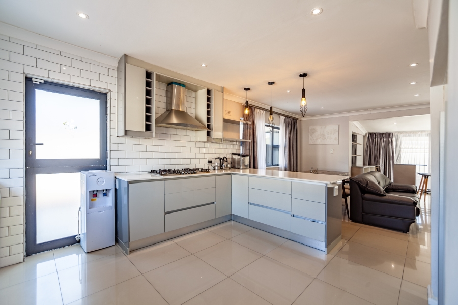 8 Bedroom Property for Sale in Milnerton Ridge Western Cape